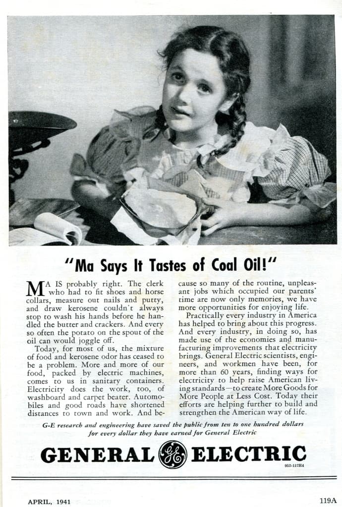 Ein Mädchen sitzt neben einem Tisch mit einem Buch, Papiertüchern und einer offenen Seite mit einem englischen Text.