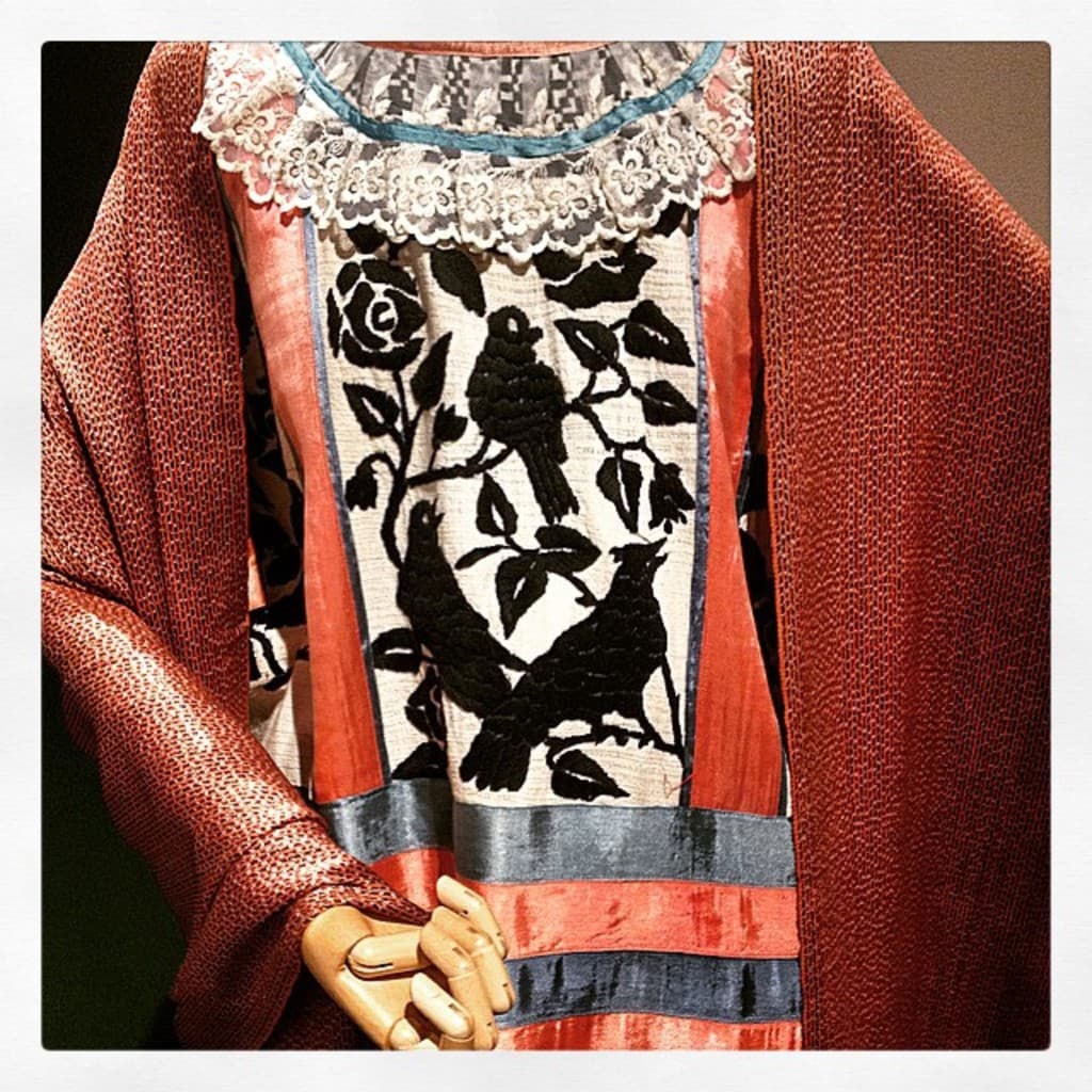 Kleider an einer Schaufensterpuppe.