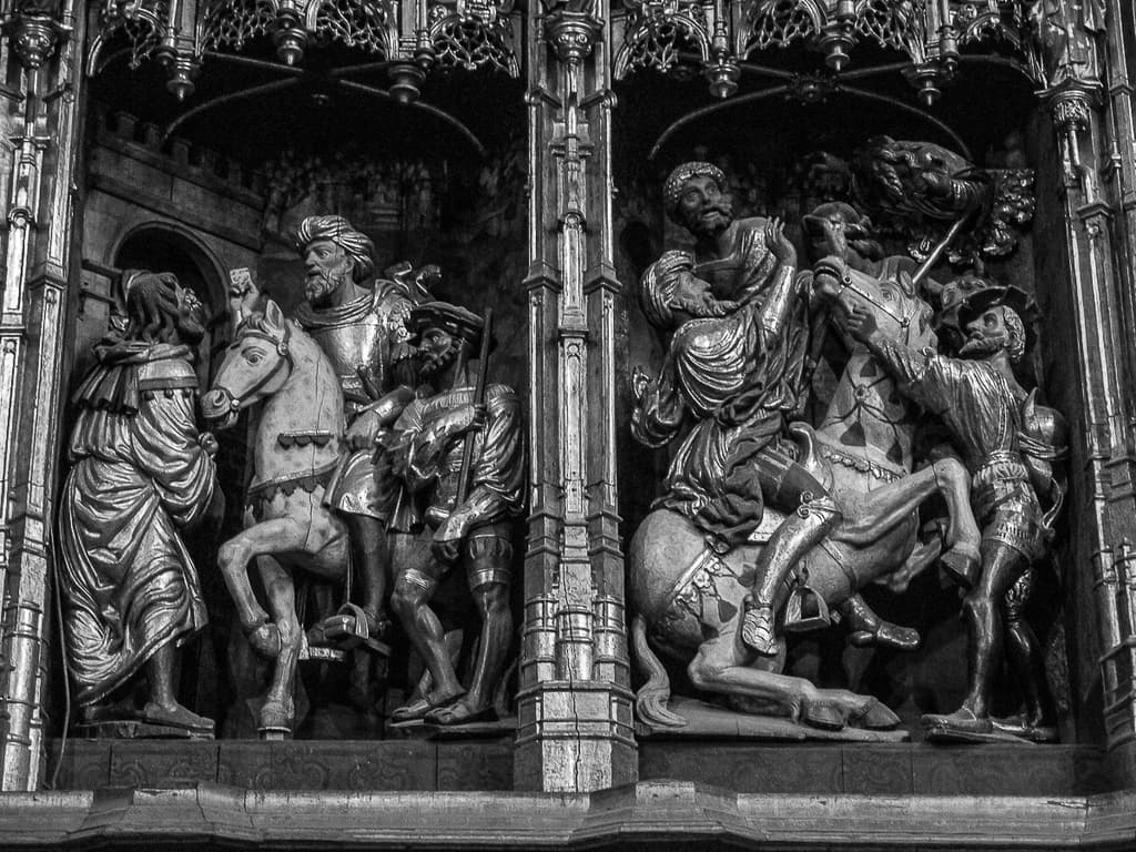 Sculpturen in einer Outdoor-Umgebung ausgestellt.