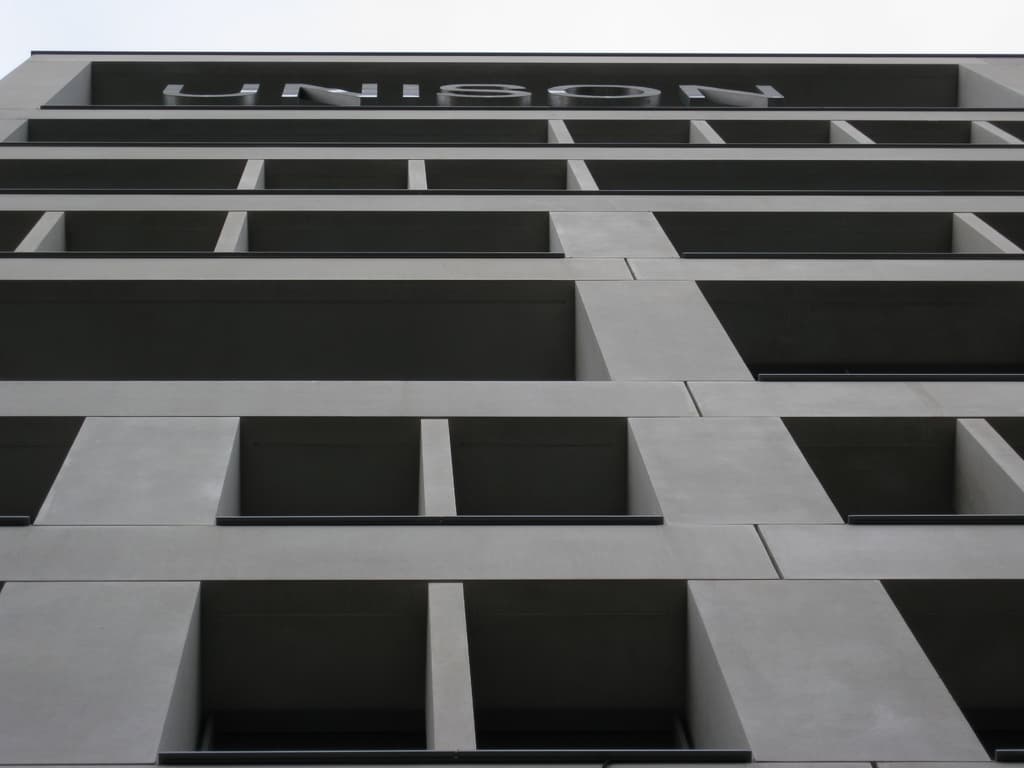 Ein Gebäude mit einem Namen, der auf seiner Fassade angezeigt wird.