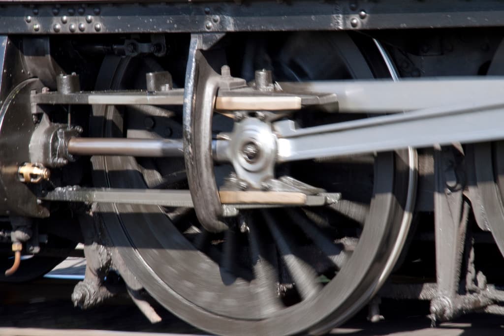 Nahaufnahme eines Zugrads, das die Lauffläche und den Flansch zeigt.