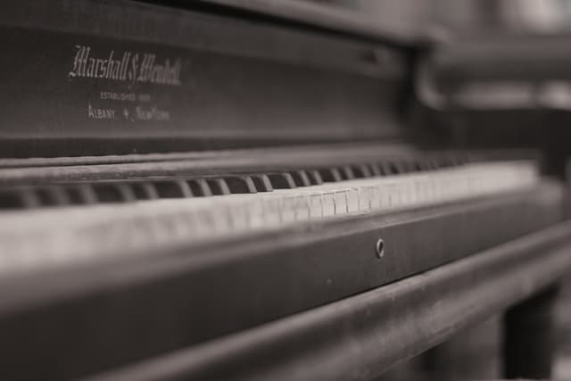 Ein Piano mit aufgedrucktem Text auf seiner Oberfläche.