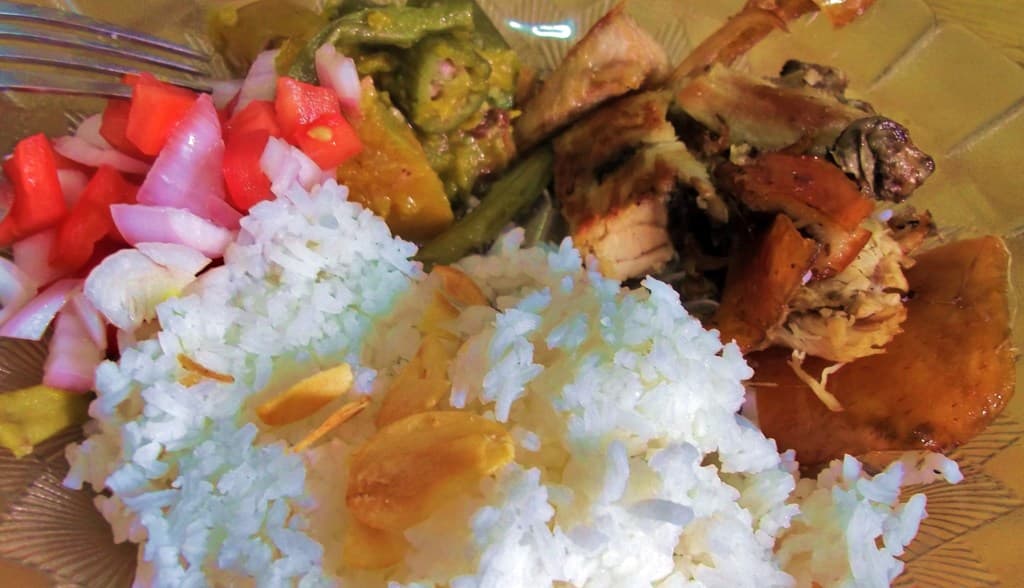 Ein Teller mit verschiedenen Speisen und einer daneben liegenden Gabel.