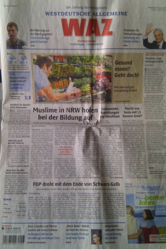 Eine Zeitung mit gedrucktem Text und Bildern.