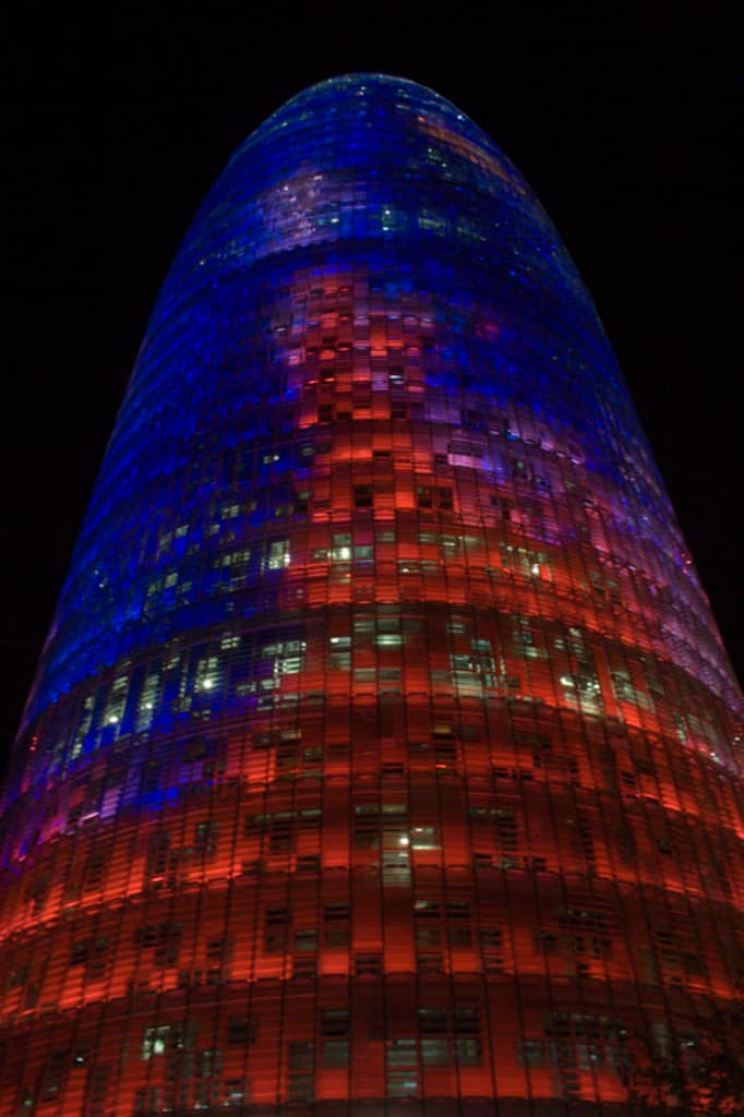 Ein Gebäude ist prominent in der Mitte des Bildes zu sehen.