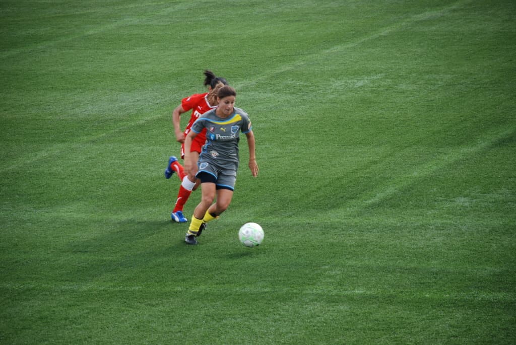 Frauen und ein Ball auf dem Boden.
