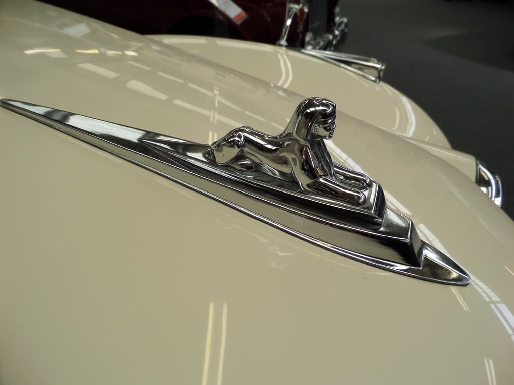 Autologos auf der Frontseite verschiedener Autos angezeigt.