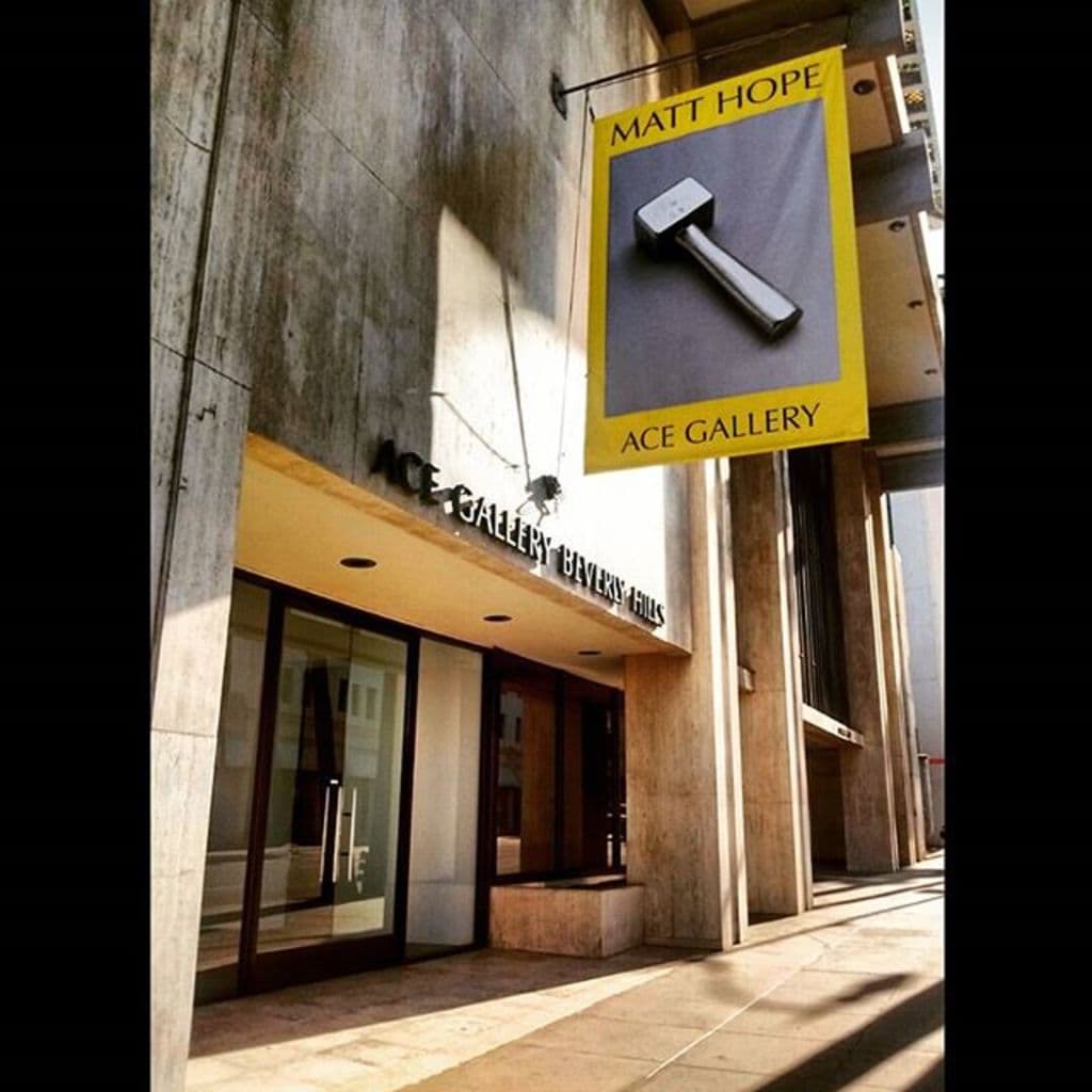 Ein Geschäft mit einer Wand, einem Banner an einem Ständer und einer Tür.