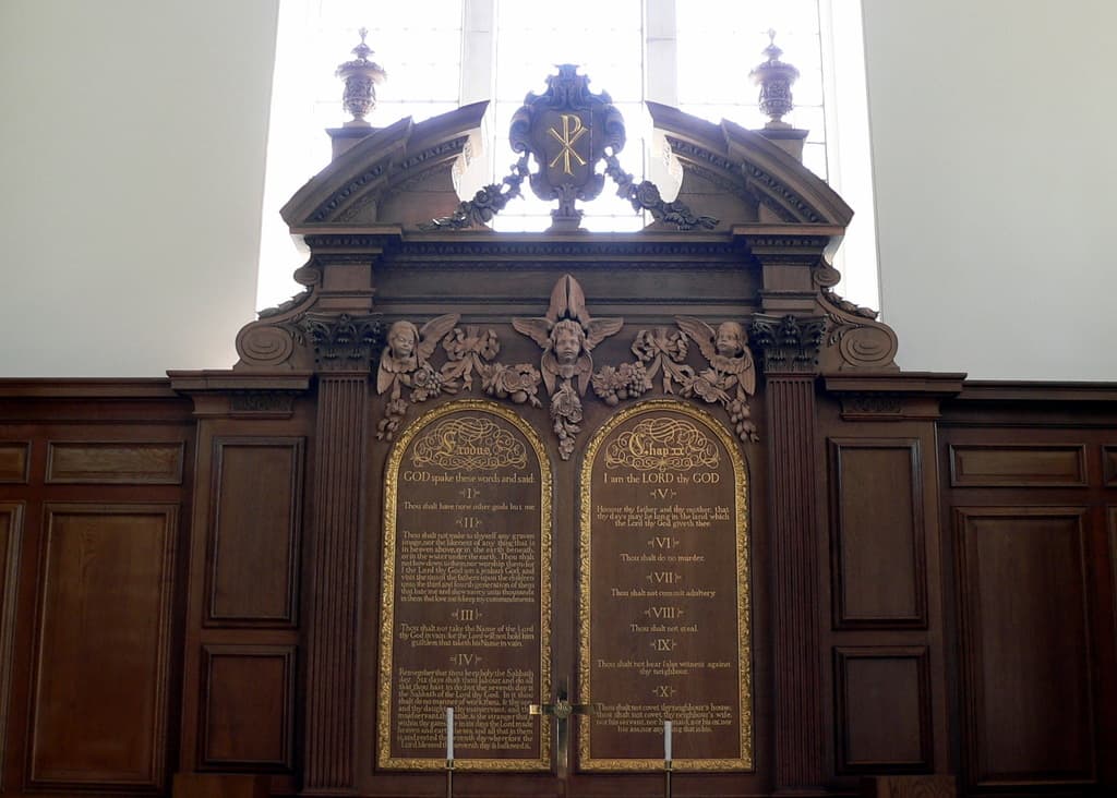 Ein Museumsplaque mit Text und Skulpturen darauf.