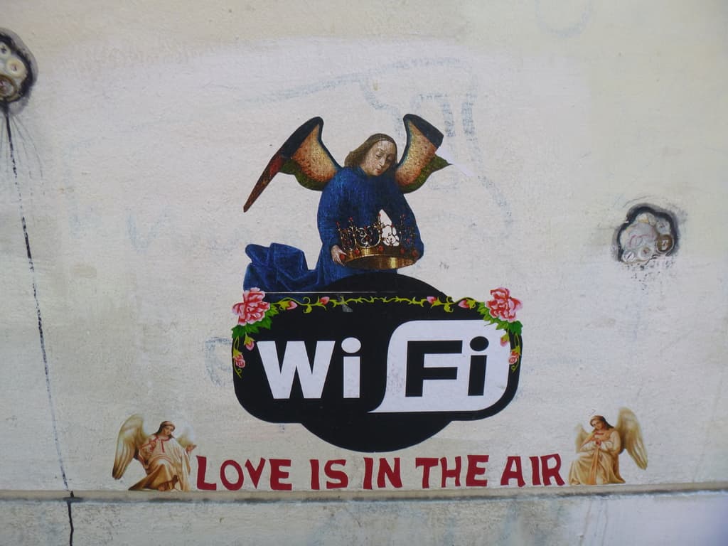 Eine Wand mit einem Bild von Menschen, Blumen und Text.