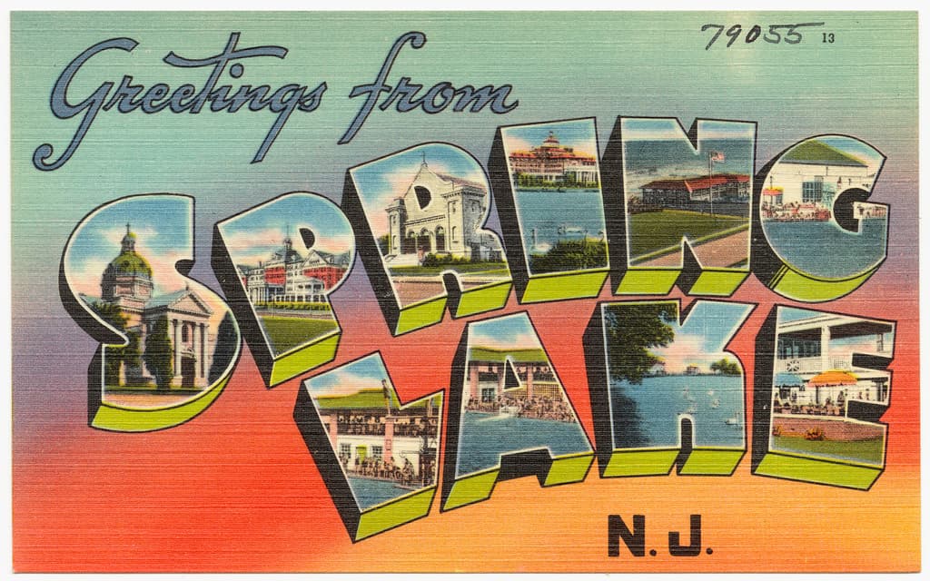 Eine Szene mit Text, Gebäuden, Wasser, Dach, Pfählen, Zelten, Gras, Boden und Bäumen.