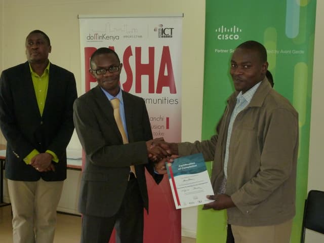 Personen mit Gutscheinen, Bannern, einem Stuhl und einem Blatt Papier im Hintergrund.