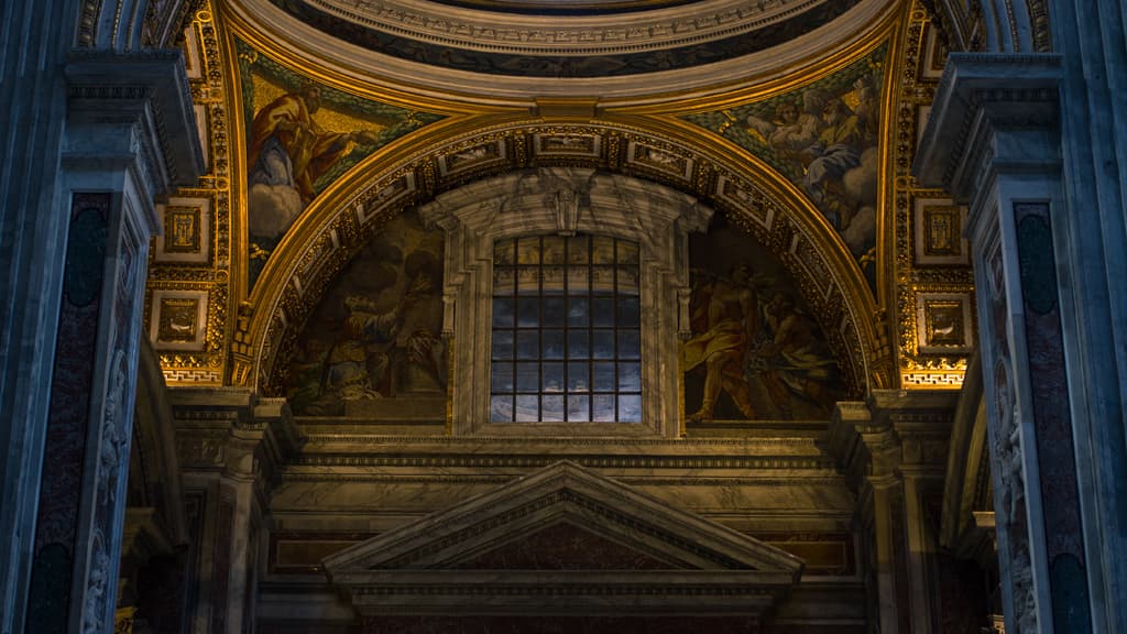 Ein Raum mit mehreren Gemälden an der Wand und einem Fenster.