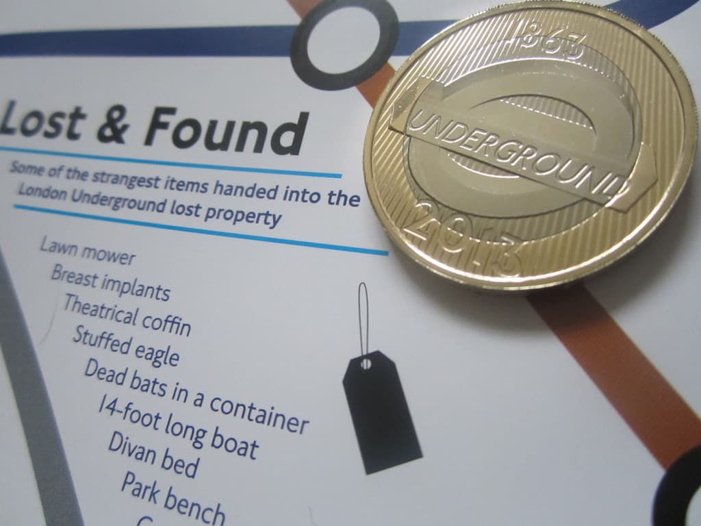 Eine Münze wird in die rechte obere Ecke eines Objekts gelegt.