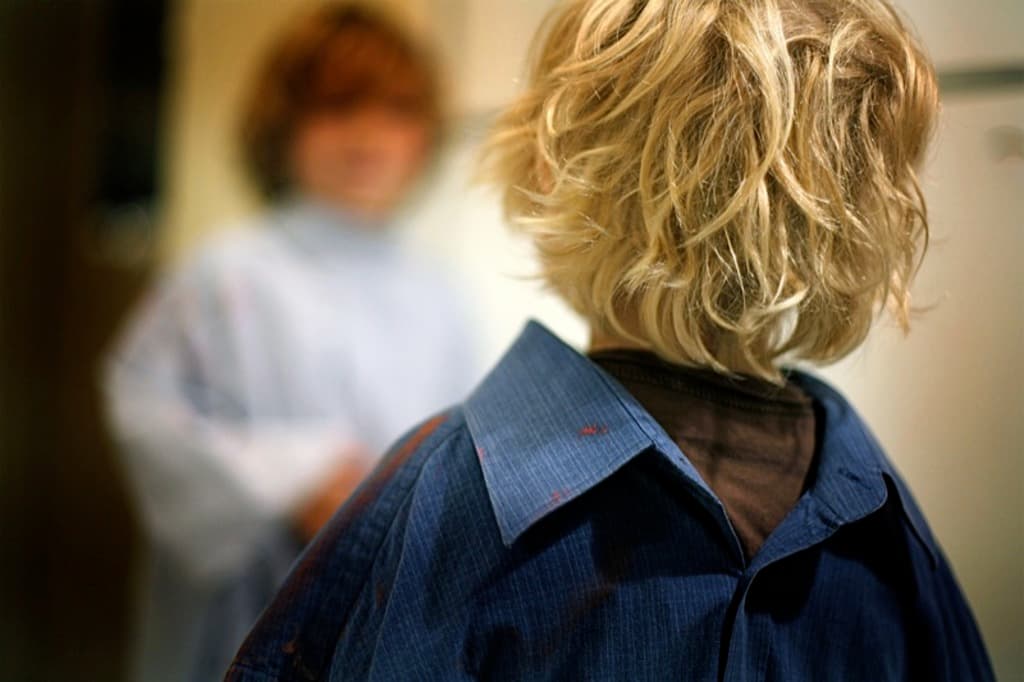 Zwei Kinder mit unscharfem Hintergrund.