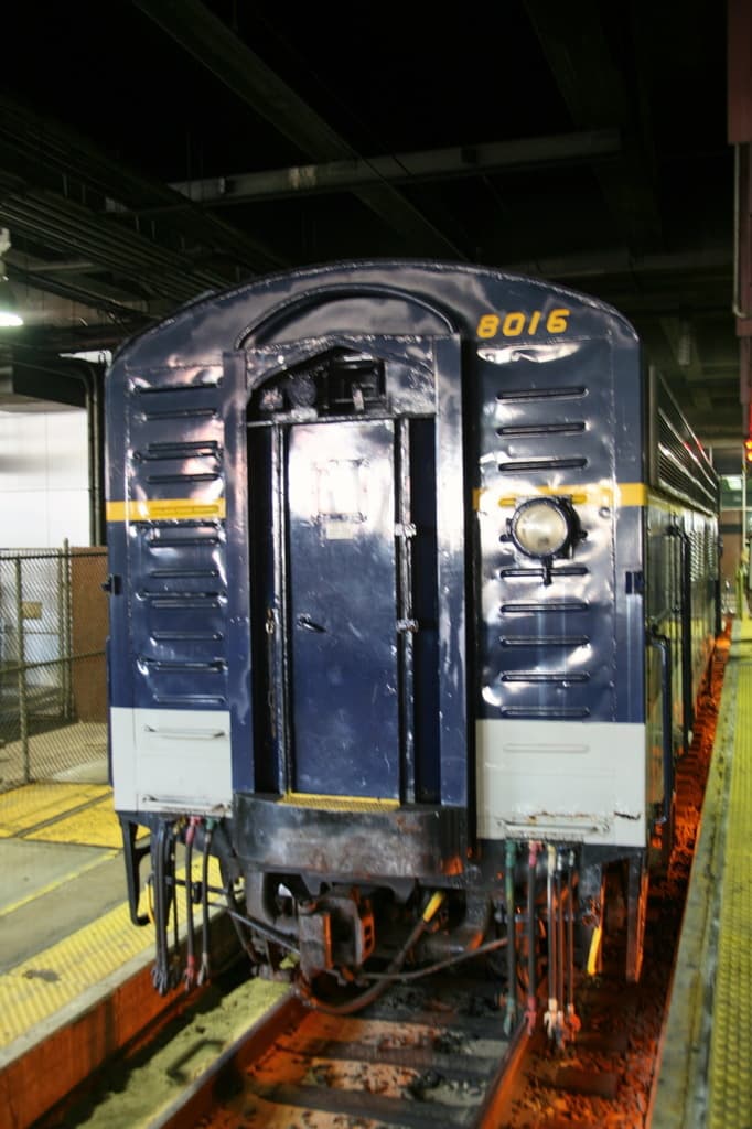 Ein Zug auf Schienen mit Bahnsteigen auf beiden Seiten.