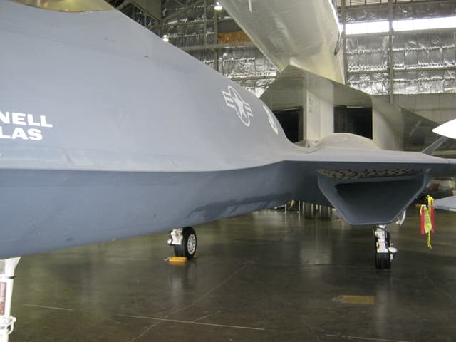 Ein großes Passagierflugzeug mit zwei Triebwerken, Tragflächen und einem Leitwerk, das am Himmel fliegt.