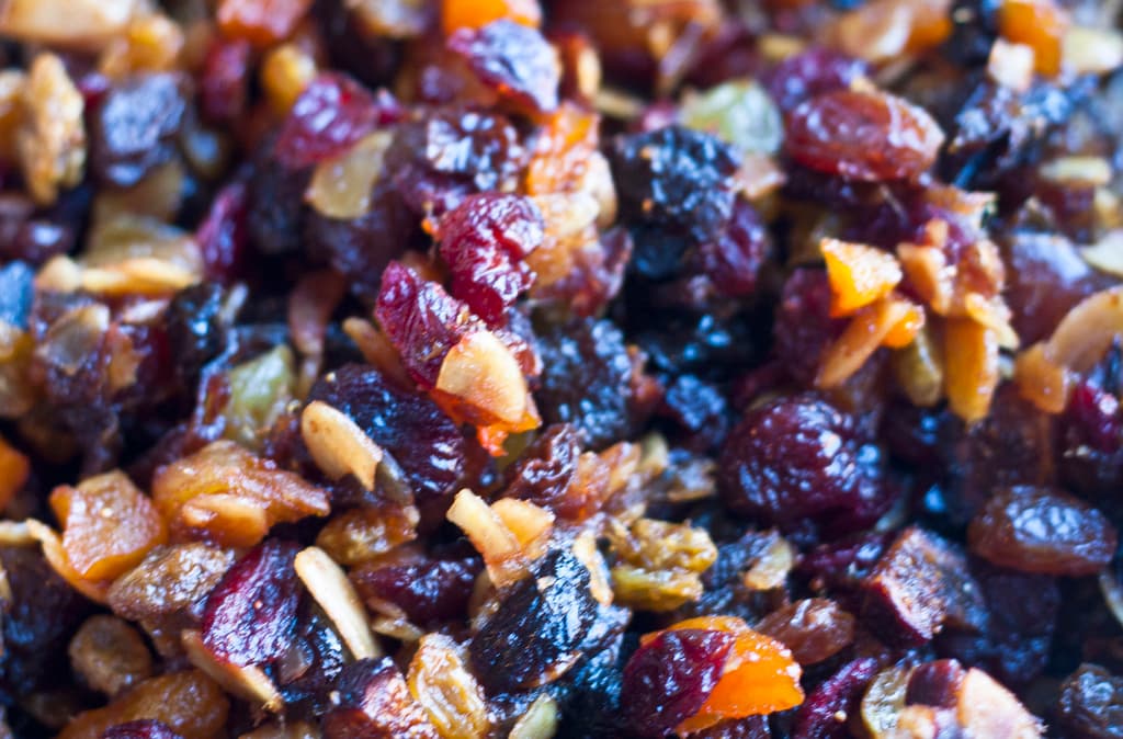 Eine Vielzahl von Lebensmitteln mit sichtbaren Zutaten oben drauf.