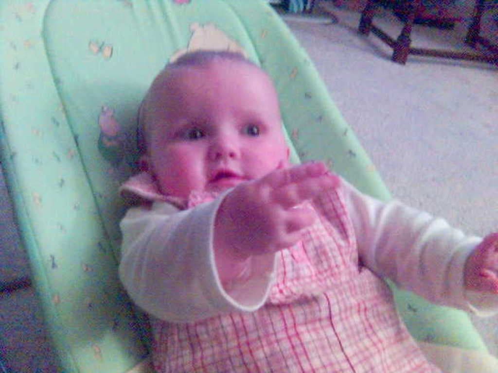 Ein kleines Baby in einer Wiege.