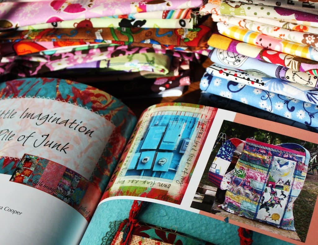 Ein einzelnes Buch mit einem sichtbaren Buchrücken und Einband.