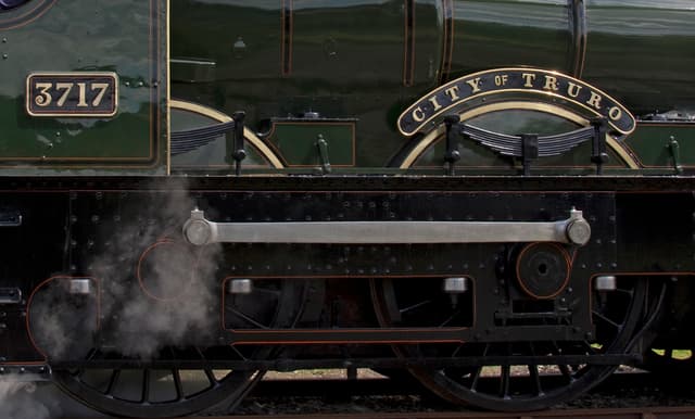 Ein Zug befindet sich auf einem Gleis.