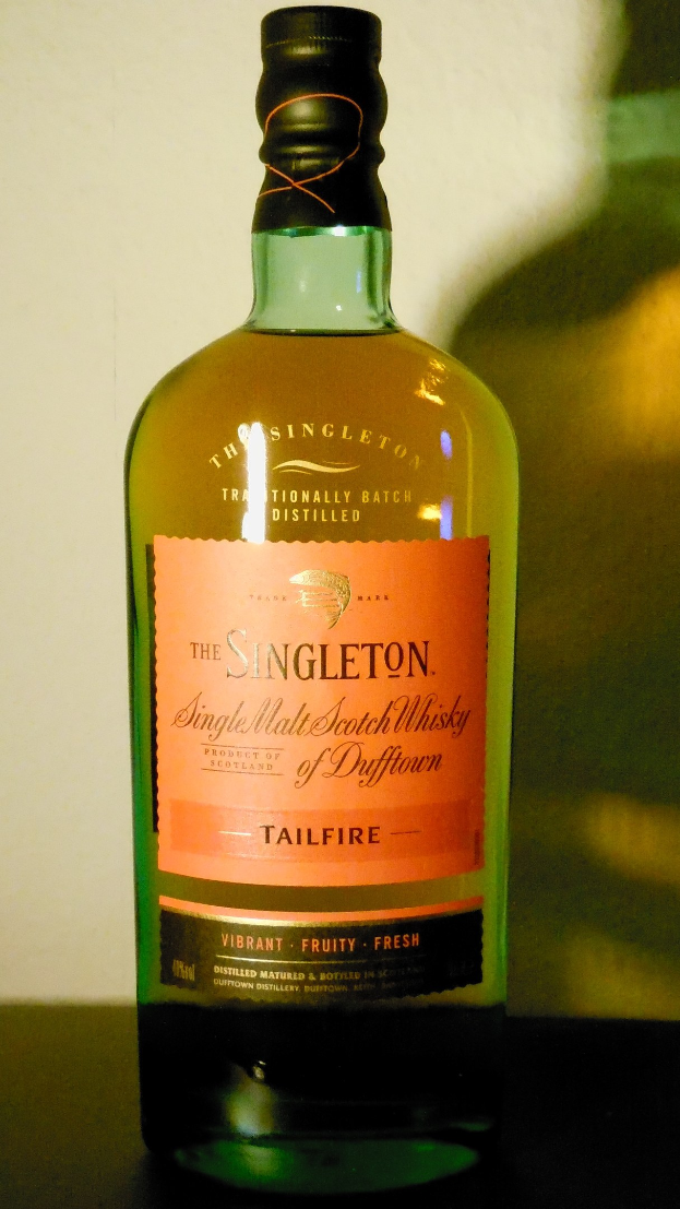Tiefe Bernsteinflasche Singleton of Dufftown Tailfire Single Malt Scotch Whisky mit einem schwarzen Etikett, das ein Löwen- und Schlosswappen zeigt.