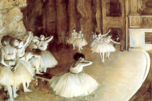 Eine Gruppe von Tänzerinnen in einem Studio, einige sitzen auf Bänken und andere stehen, tragen bunte Tutus und Spitzenschuhe und werden von Edgar Degas in einer dynamischen Pose festgehalten.