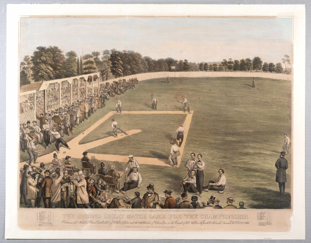 Gruppe von Menschen, die Cricket auf einem grasbewachsenen Feld mit Bäumen im Hintergrund und einem klaren blauen Himmel spielen, mit Text unten, der "The Second Great Match Game for the Championship" lautet.