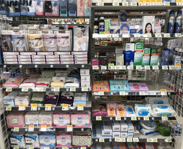 Laden mit verschiedenen Toilettenpapierarten auf Regalen mit Preisschildern.