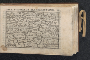 Ein aufgeschlagenes Buch mit einer detaillierten Karte von Brandenburg auf schwarzem Hintergrund.