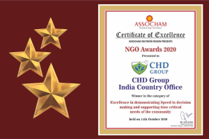 Ein Zertifikat der Excellence für die Ngo Awards 2020 mit drei Sternen links und Text und Logo rechts, wobei der Text 'Chd Group India Country Office' lautet und das Logo ein Schild mit einem Stern in der Mitte ist, umgeben von einem Lorbeerkranz.