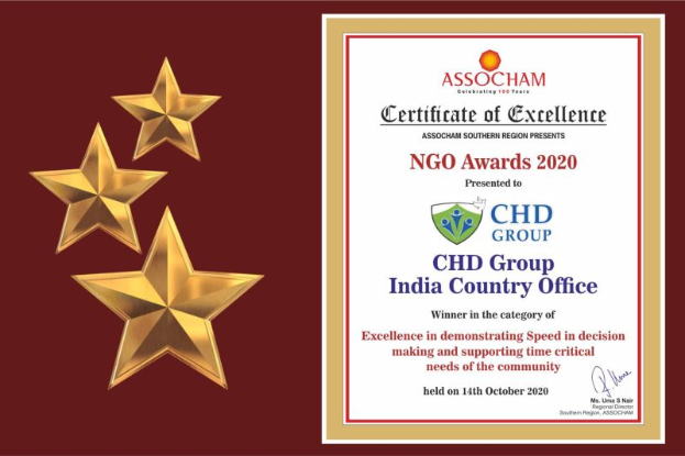 Ein Zertifikat der Excellence für die Ngo Awards 2020 mit drei Sternen links und Text und Logo rechts, wobei der Text 'Chd Group India Country Office' lautet und das Logo ein Schild mit einem Stern in der Mitte ist, umgeben von einem Lorbeerkranz.