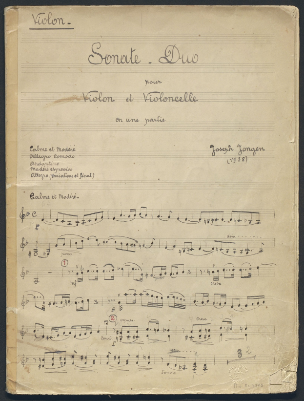 Alte Notenblätter mit der Aufschrift "Sonate Duo" auf einem schwarzen Hintergrund.