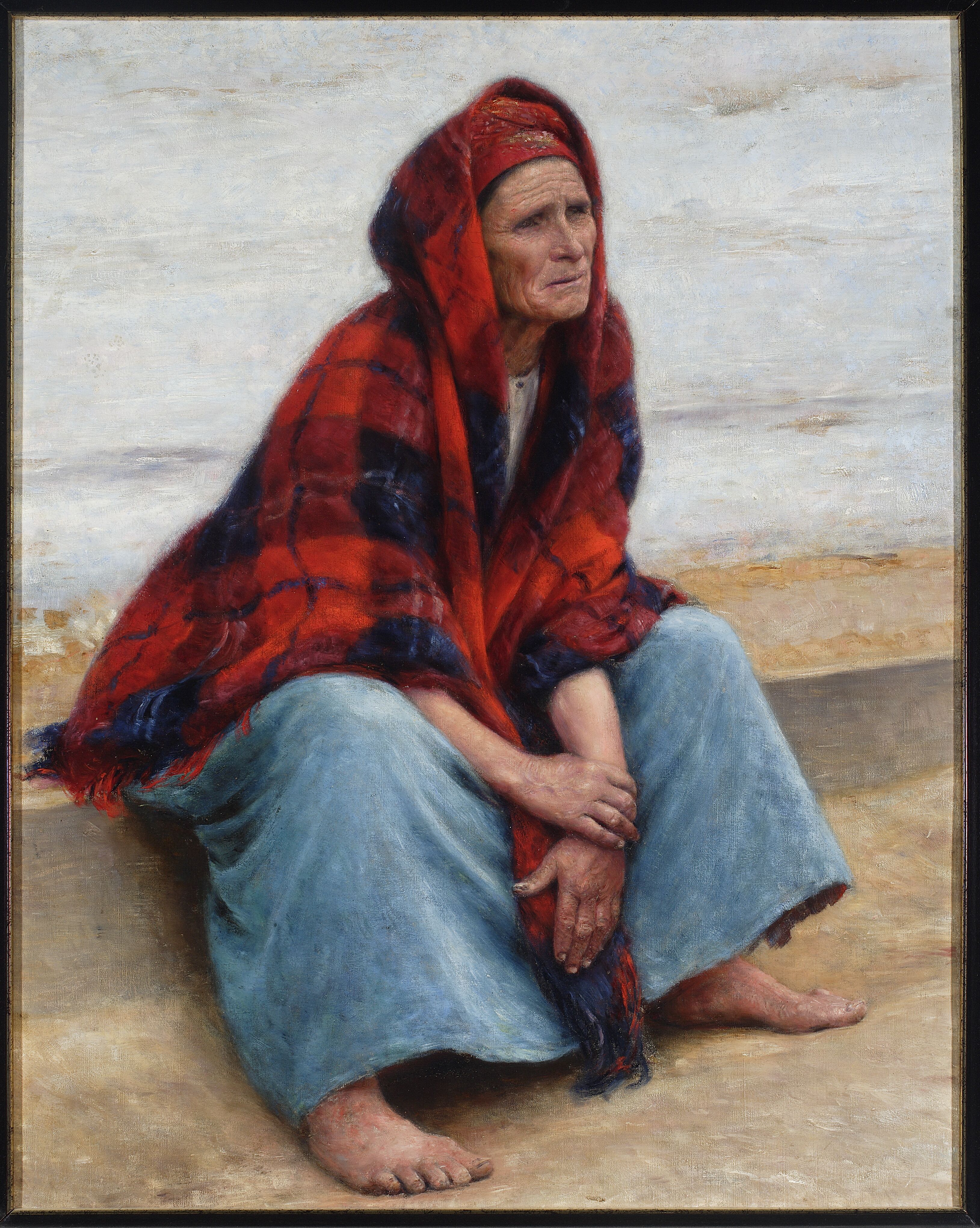 Eine alte Frau sitzt am Strand bei Sonnenuntergang, trägt ein helles Kleid mit einem Dutt, hat die Augen geschlossen und die Hände im Schoß, eingerahmt in einem Foto Rahmen.