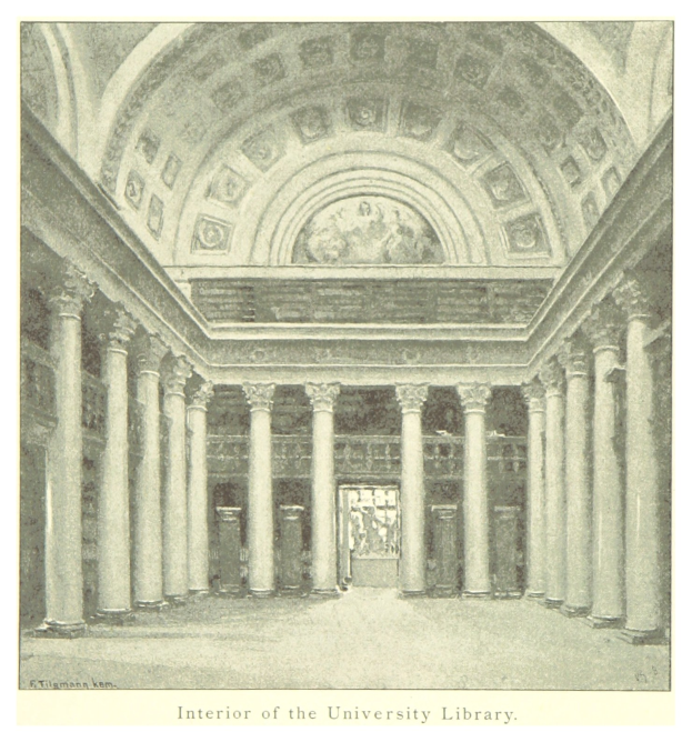 Innenansicht einer Universitätsbibliothek mit beeindruckenden Säulen und detaillierten Deckenmustern sowie Text am unteren Rand.