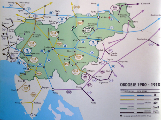 Ein Buch mit einer detaillierten Karte der Tschechischen Republik, die Städte, Orte und begleitenden Text mit Bevölkerungs- und Entfernungsinformationen enthält.