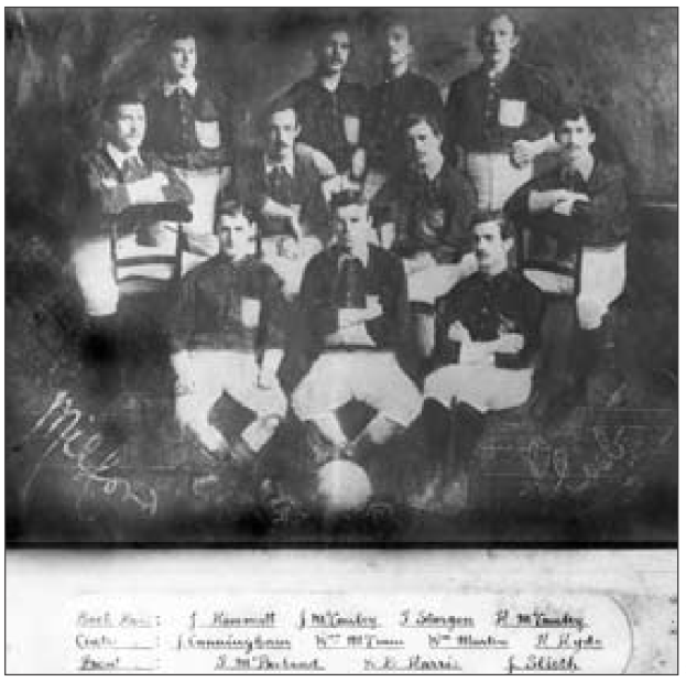 Ein Schwarz-Weiß-Foto einer Fußballmannschaft aus den 1920er Jahren, mit Spielern in einem Halbkreis und Text unten, der den Namen und das Jahr der Mannschaft angibt.