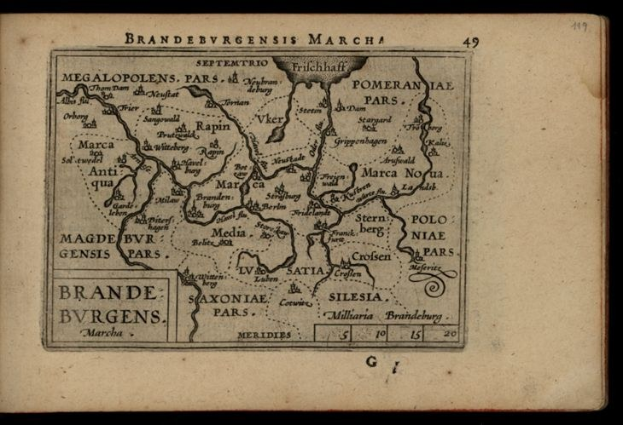Ein altes Buch mit einem schwarzen Hintergrund, das eine detaillierte Karte der Brandenburg-Region Deutschlands zeigt, einschließlich geografischer Merkmale wie Flüsse, Berge und Städte, mit begleitendem Text.