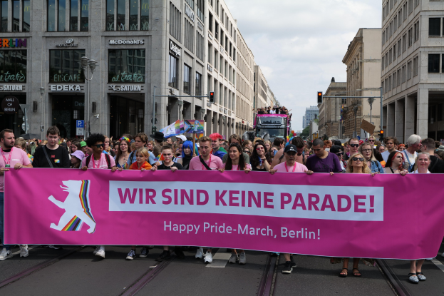 CSD-Demonstration marschiert durch Eberswalde - Rechtsextreme Proteste