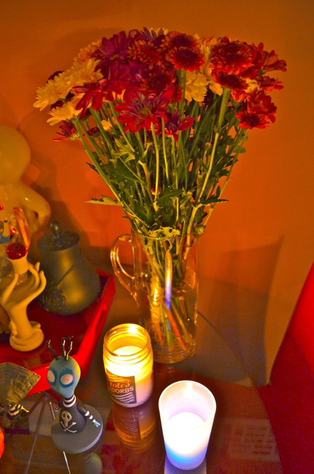 Ein Tisch mit einer Vase und einigen Spielzeugen darauf.