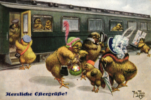 Eine alte Postkarte mit einer Gruppe von Hühner vor einem Zug