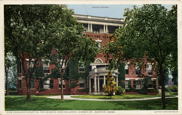Schwarz-weiß-Postkarte des New England Hospital for Women and Children in Boston, Massachusetts, zeigt ein großes Gebäude mit Fenstern, Säulen und Bögen, umgeben von Bäumen und Pflanzen unter einem klaren blauen Himmel, mit Text unten.