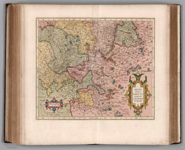 Offenes Buch mit detaillierter Karte von Deutschlands Regionen und begleitendem Text.