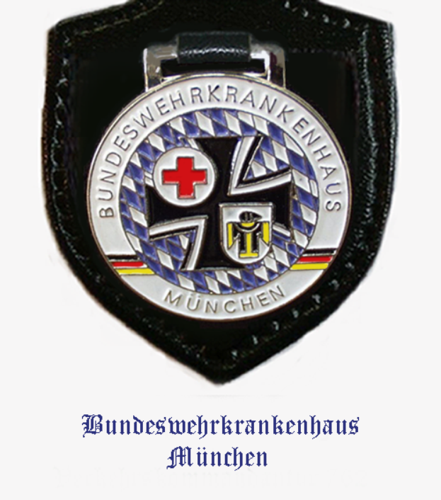 Ein schwarzes Lederabzeichen mit einem roten Kreuz und dem Text "Bundeswehrkrankenhaus München" unten.