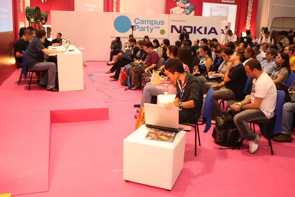 Kyle Cooke macht schockierende Verabredungseröffnung bei der 'Virtual Reali-Tea'-Podcast-Aufnahme in Cannes Lions