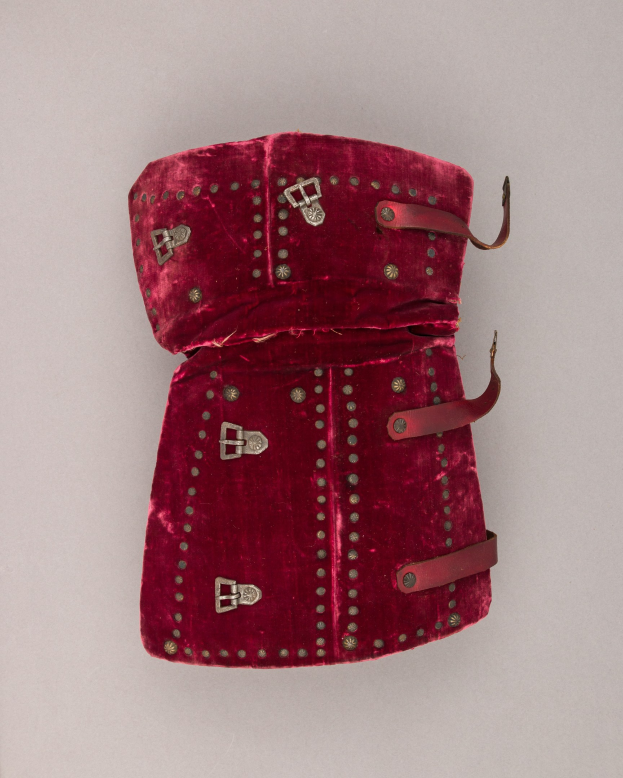 Rotes Samt-Corsage mit silbernen, mit Nieten verzierten Trägern und Schnallen, mit verstellbaren Trägern und metallischen Schnallen.