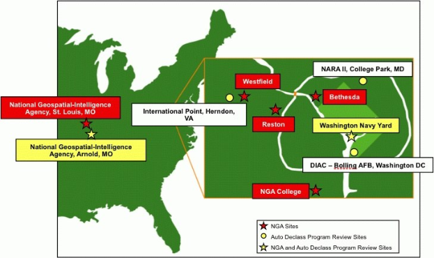 Eine Karte der Vereinigten Staaten, die die Standorte der National Geospatial Intelligence Agency hervorhebt, mit fetter Schrift über geografische Merkmale wie Flüsse, Berge und Städte.