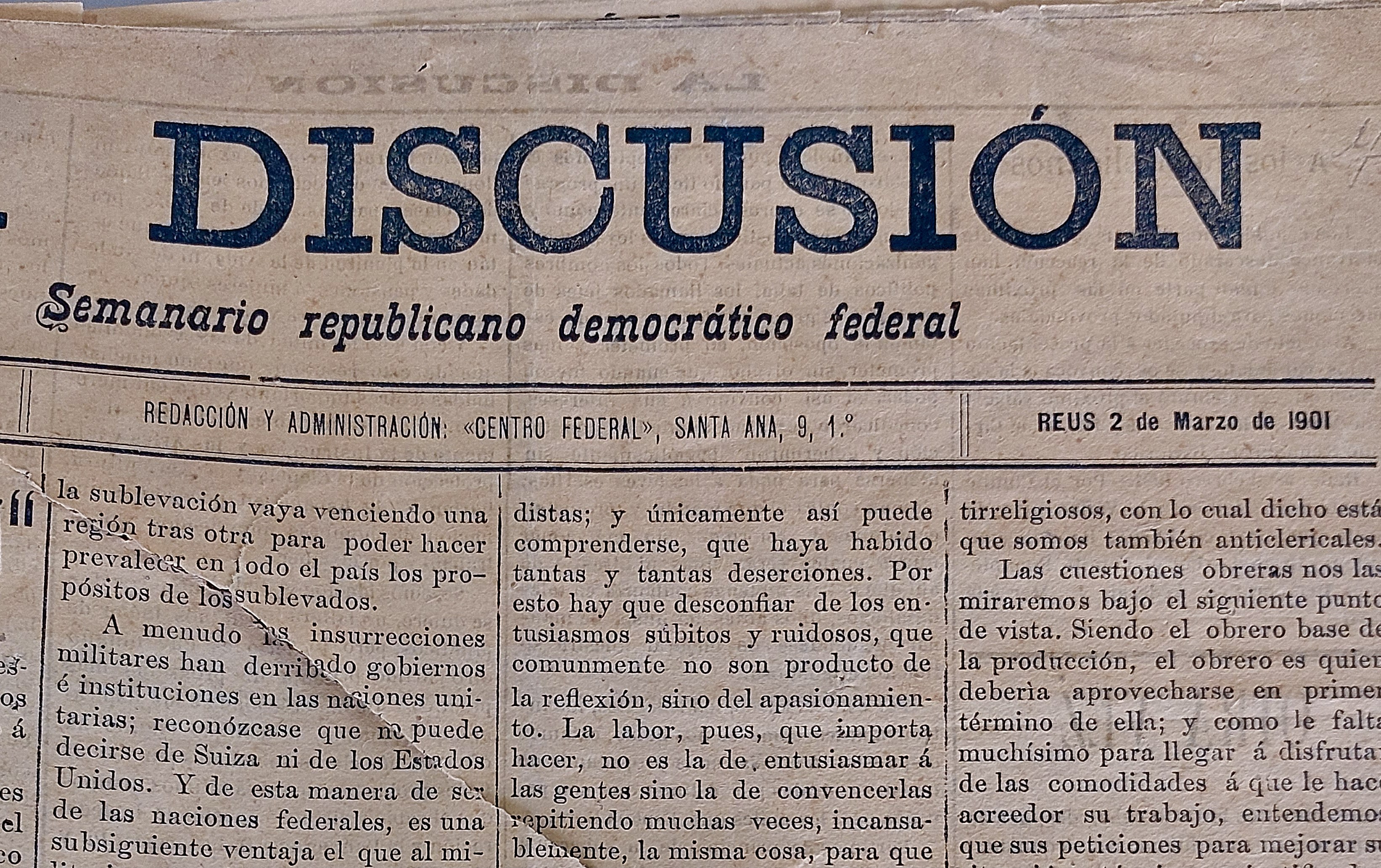Zeitung mit gelbem, zerknittertem Papier, schwarzer Tinte und der Überschrift "Semanario Repúblicano Democrático Federal" mit dem Wort "Diskussion."