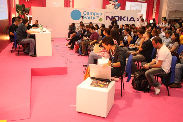 Kyle Cooke macht schockierende Verabredungseinsicht bei der 'Virtual Reali-Tea'-Podcast-Aufnahme im Cannes Lions