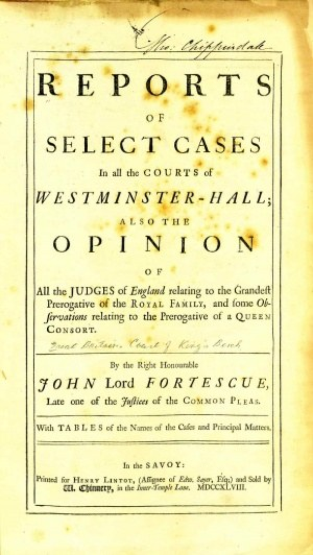 Ein abgenutztes, altes Buch mit dem Titel "Berichte über ausgewählte Fälle in den Gerichten von Westminster-Hall, auch die Meinung von John Lord Fortescue" offen auf einer Seite mit schwarzer Tinte.